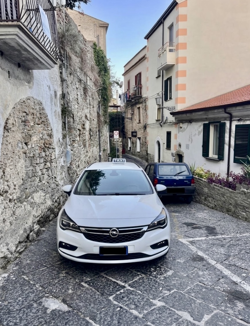 Taxi bianco in città